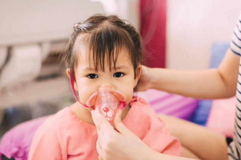 Dấu hiệu rút lõm lồng ngực là cảnh báo nguy cấp trẻ đang bị viêm phổi nặng.