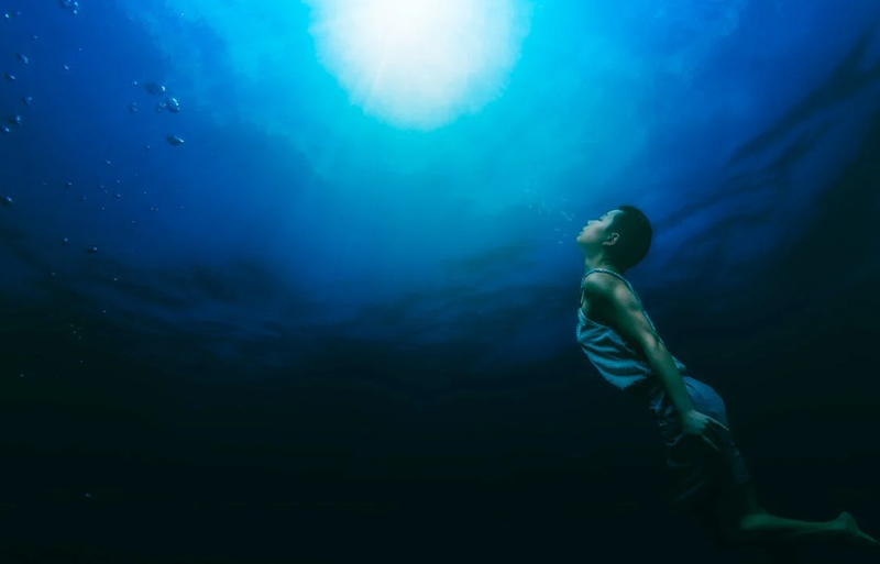 Giấc mơ bơi lội giữa dòng nước trong vắt phản ánh tâm thế chủ động và khả năng kiểm soát cuộc sống tuyệt vời.