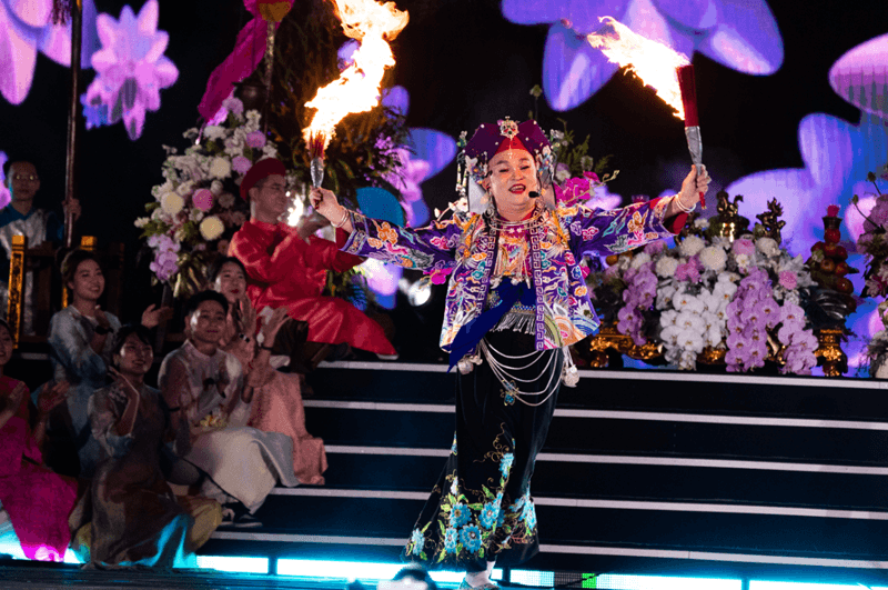 Không chỉ diễn hài, Xuân Hinh còn là nghệ sĩ tâm huyết trong việc bảo tồn và quảng bá nghệ thuật hát văn, hầu đồng truyền thống.