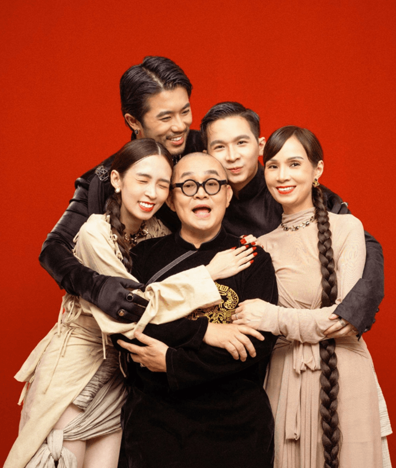 Phía sau ánh đèn sân khấu, nghệ sĩ Xuân Hinh có một cuộc sống bình yên, hạnh phúc bên người vợ tào khang và các con thành đạt.