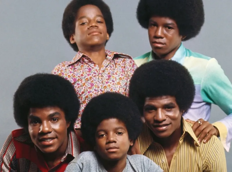 Michael Jackson bắt đầu ca hát từ nhỏ trong nhóm The Jackson 5 trước khi trở thành siêu sao solo toàn cầu.