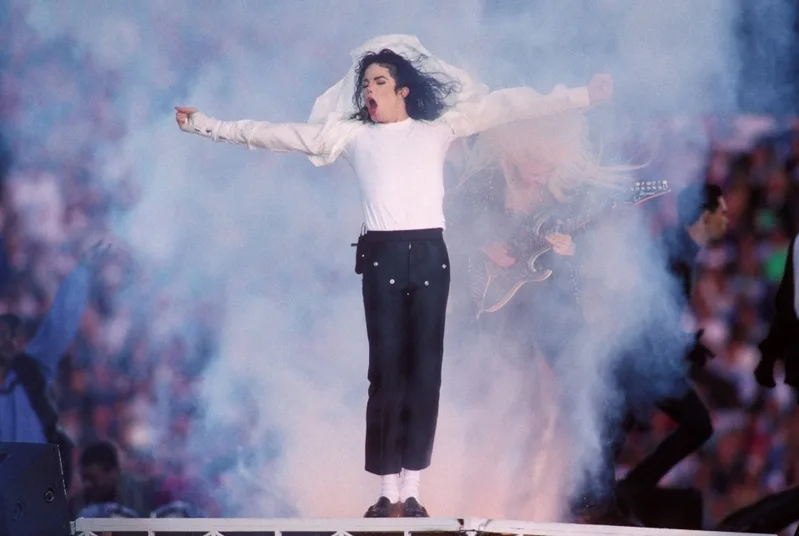 Michael Jackson được gọi là vua nhạc Pop nhờ tài năng ca hát, vũ đạo, video âm nhạc và sức ảnh hưởng văn hóa.