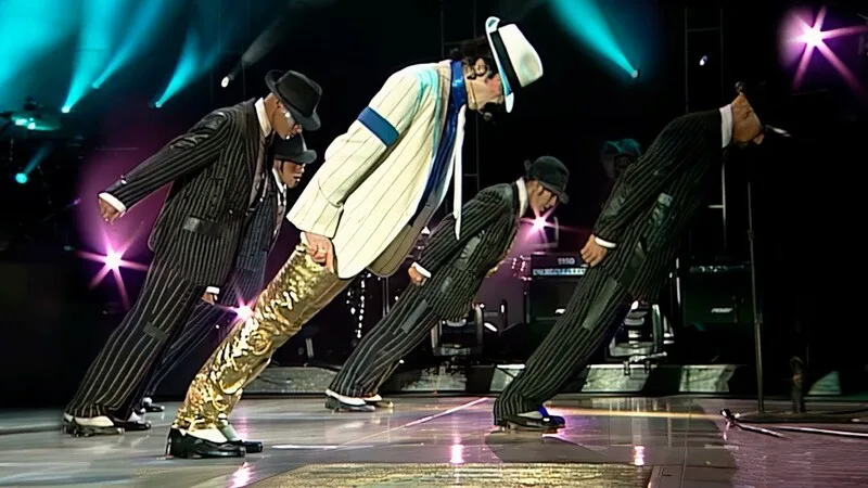 Những màn trình diễn của Michael Jackson kết hợp âm nhạc, vũ đạo, ánh sáng và phong cách sân khấu độc đáo.