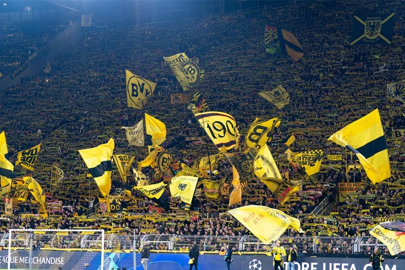 Không gian cuồng nhiệt và sắc màu rực rỡ trên các khán đài tại Bundesliga.