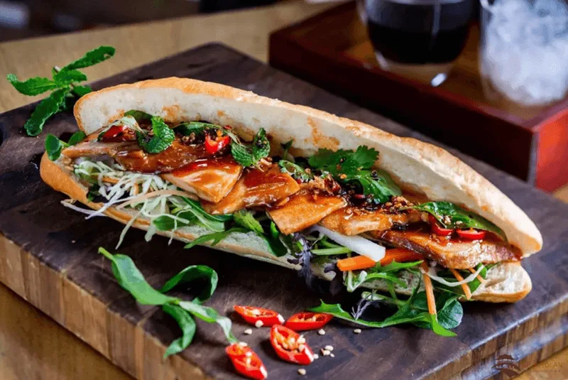 Kết hợp bánh mì với rau xanh và protein giúp cân bằng dinh dưỡng cho bữa ăn.