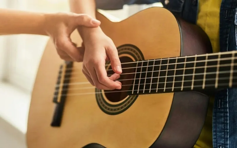 Cảm giác đau rát đầu ngón tay là thử thách tự nhiên trong những tuần đầu tập luyện.