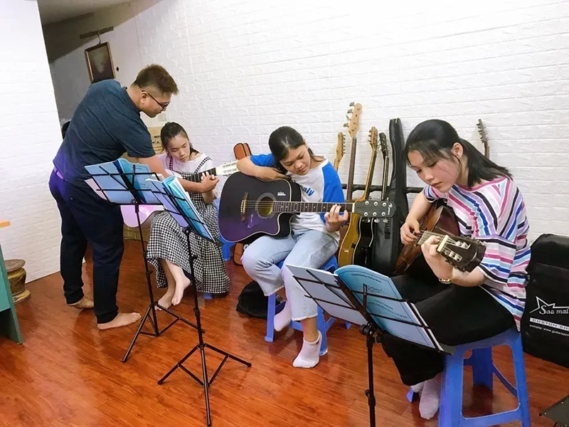 Giữ tư thế ngồi chuẩn và ôm đàn sát thân người để tránh chấn thương cổ tay.