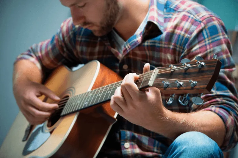 Tập luyện cùng máy đếm nhịp metronome giúp giữ nhịp phách vững vàng khi đệm hát.