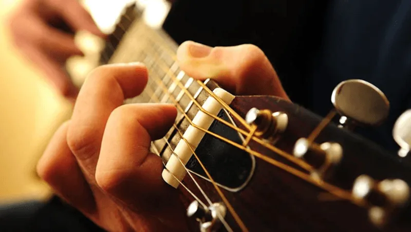 Học đàn guitar – Hành trình chinh phục âm thanh mộc mạc và nuôi dưỡng đam mê.