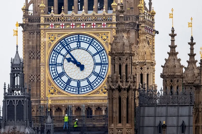 Cận cảnh phần chóp tháp mạ vàng rực rỡ dưới ánh nắng London