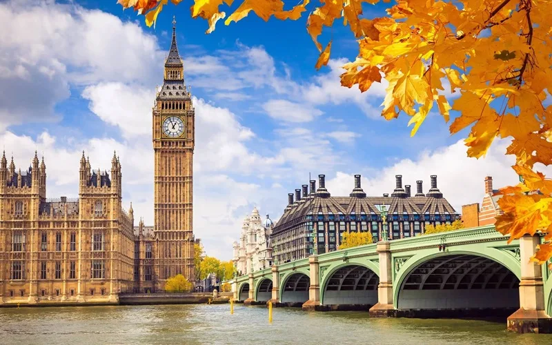 Toàn cảnh tháp đồng hồ Big Ben nguy nga bên dòng sông Thames
